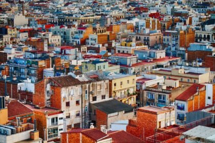 Sonhar com casas em construção