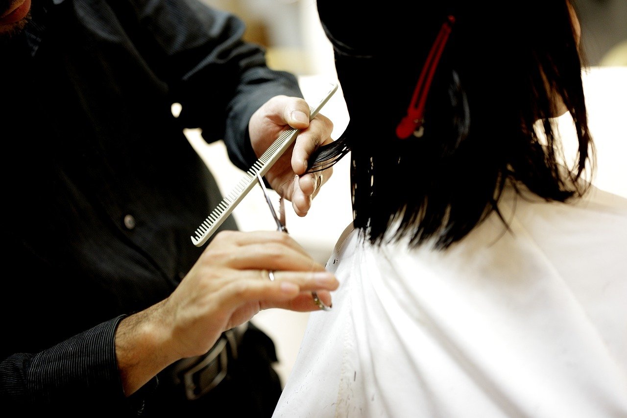 Sonhar com corte de cabelo