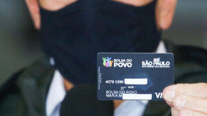 Fotografia editorial sobre Veja como desbloquear o Cartão Bolsa do Povo pelo celular e caixa eletrônico no portal Credited