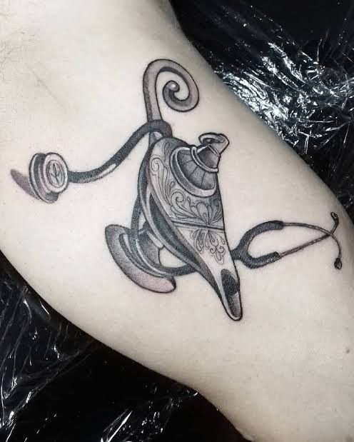 Tatuagem com símbolo da enfermagem