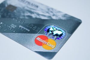 Fotografia editorial representando mastercard revoluciona pagamentos ao caminhar para um futuro sem senhas no portal Credited