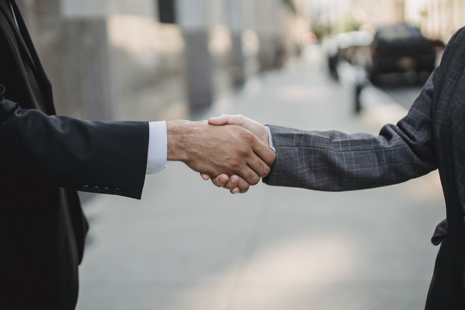 Furada? Os prós e contras de emprestar dinheiro a amigos