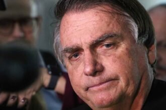 Descobertas bombásticas na casa de Bolsonaro: pen drive e dólares em jogo