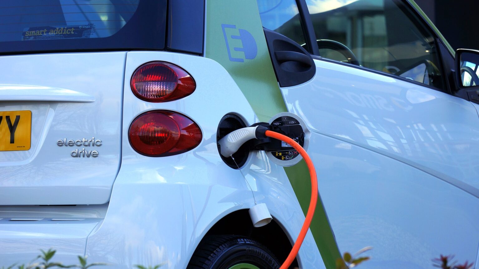 Volvo lança app para localizar e usar carregadores elétricos no Brasil
