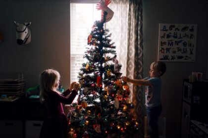 Como enfeitar uma árvore de Natal e deixá-la perfeita para receber a família