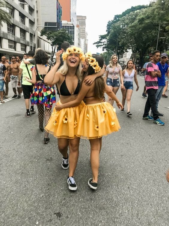 Fantasias de Carnaval para Casal LGBT - Lésbicas de Girassóis