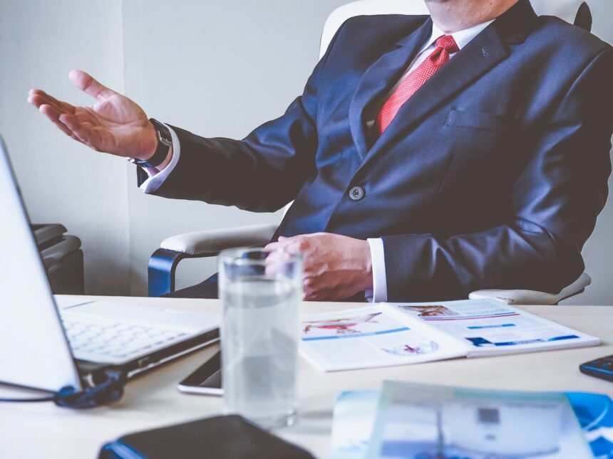 Como se tornar um Assistente Administrativo: responsabilidades, formação e salários no Brasil