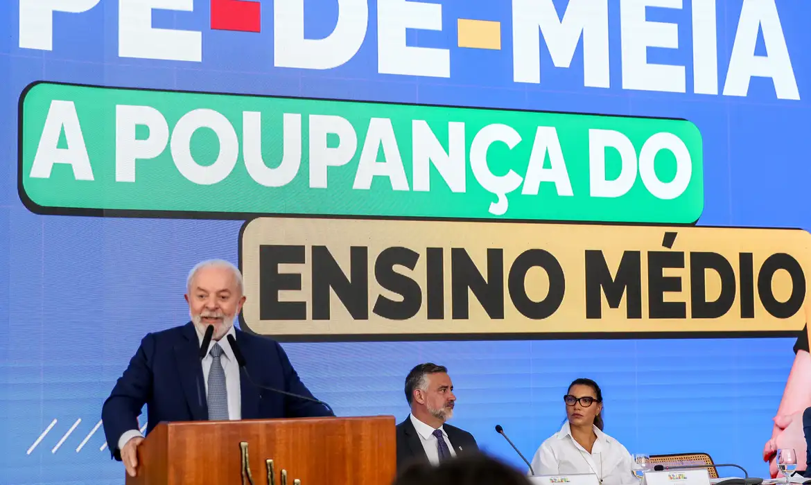 É possível voltar a estudar para receber a bolsa Pé-de-Meia?