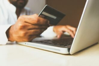 Economizar nas compras online: cupons, cashback e promoções