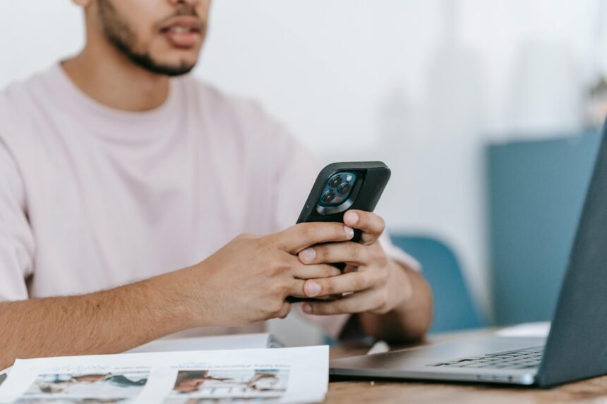 Esposa comentando foto de homem seminu nas redes sociais