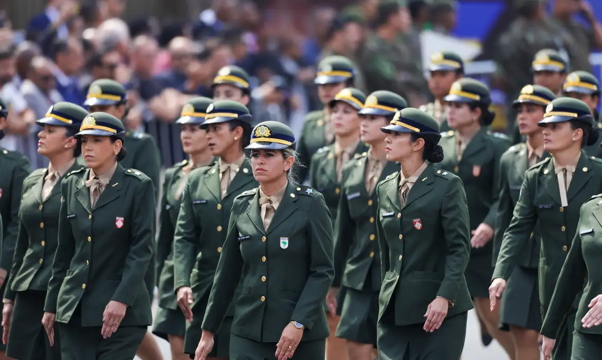 Sete mil mulheres se alistam no serviço militar em apenas dois dias
