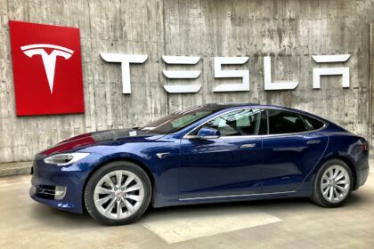 Vendas da Tesla despencam e BYD se torna líder mundial