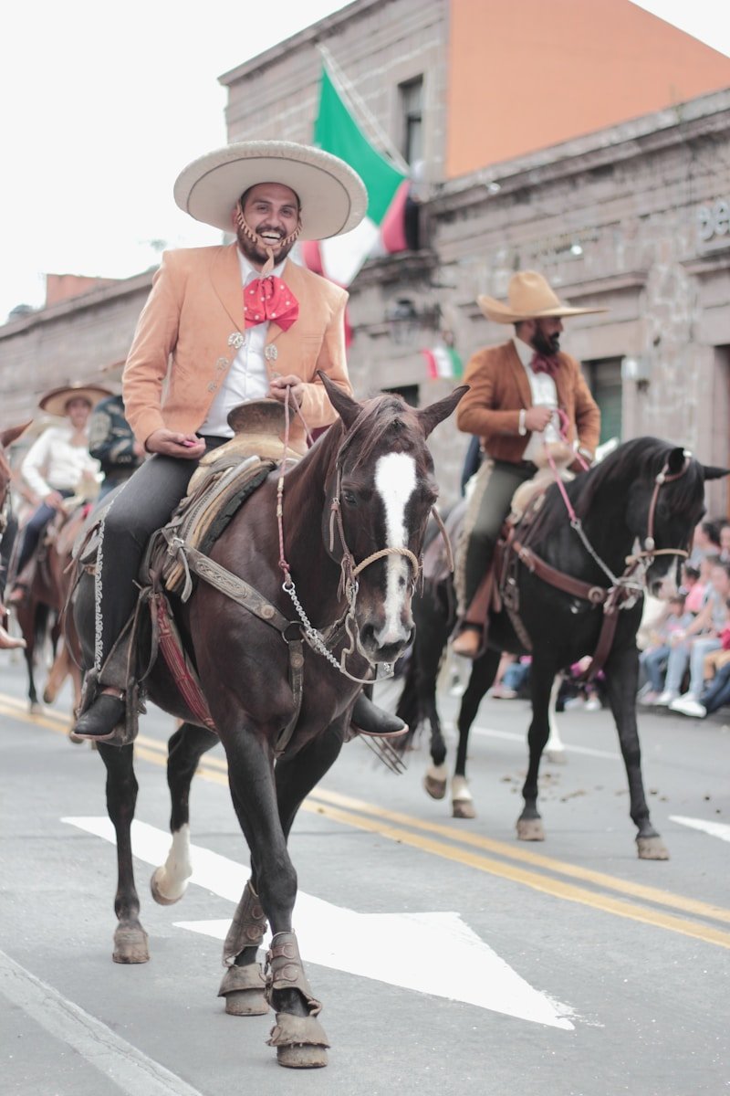 homens montados a cavalo numa comitiva masculina