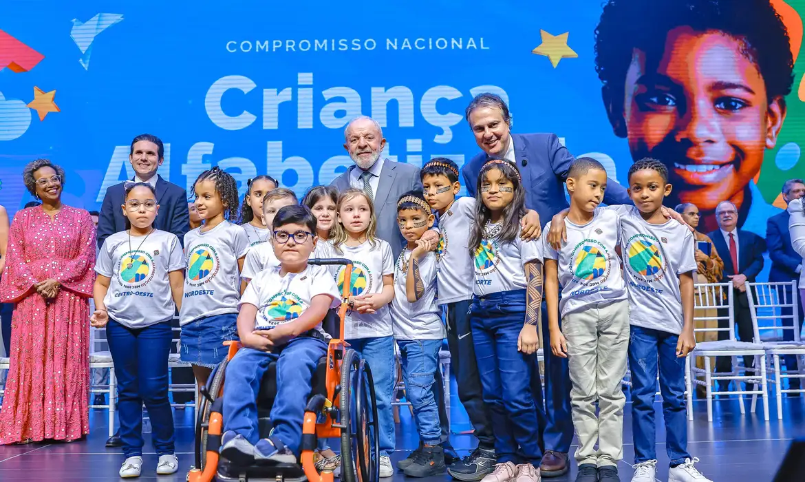 Brasil pode alfabetizar 80% das crianças até 2030, diz Lula