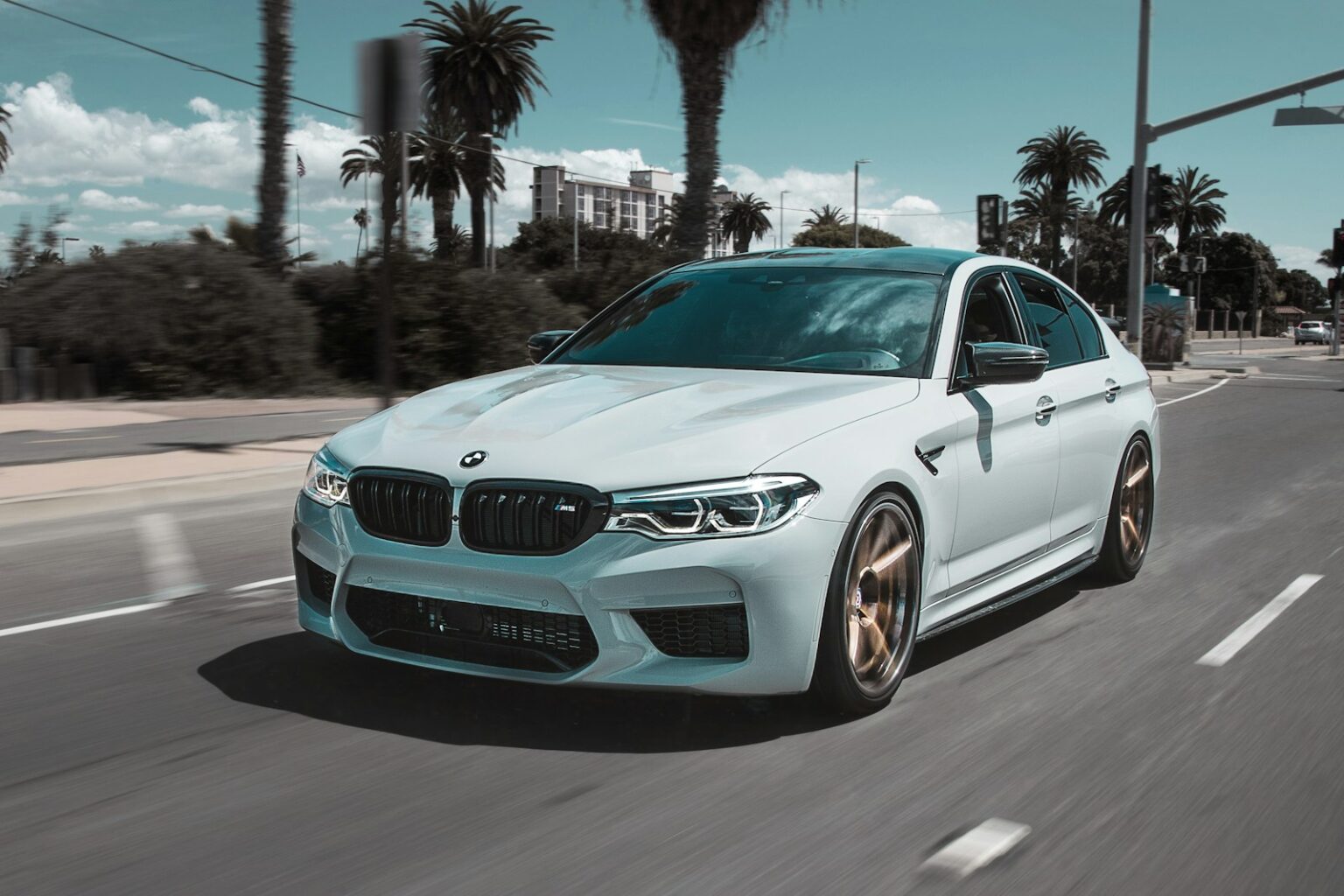 Entenda as diferenças entre financiar carros novos e usados