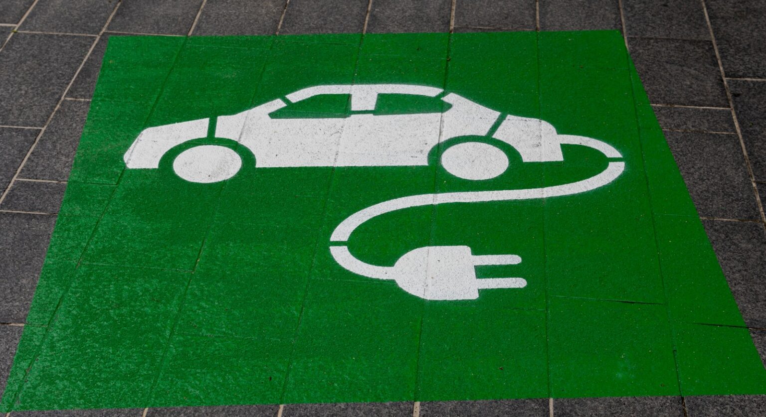 Carros Elétricos: Economia de Combustível vs. Custo da Bateria?