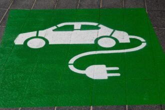 Carros Elétricos: Economia de Combustível vs. Custo da Bateria?