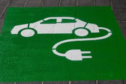 Carros Elétricos: Economia de Combustível vs. Custo da Bateria?