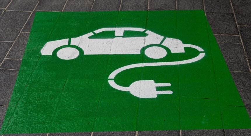 Carros Elétricos: Economia de Combustível vs. Custo da Bateria?