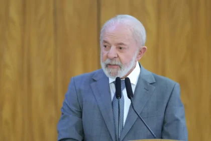 Lula confronta Eduardo Bolsonaro e convoca brasileiros a retomarem a bandeira nacional no Congresso da UNE