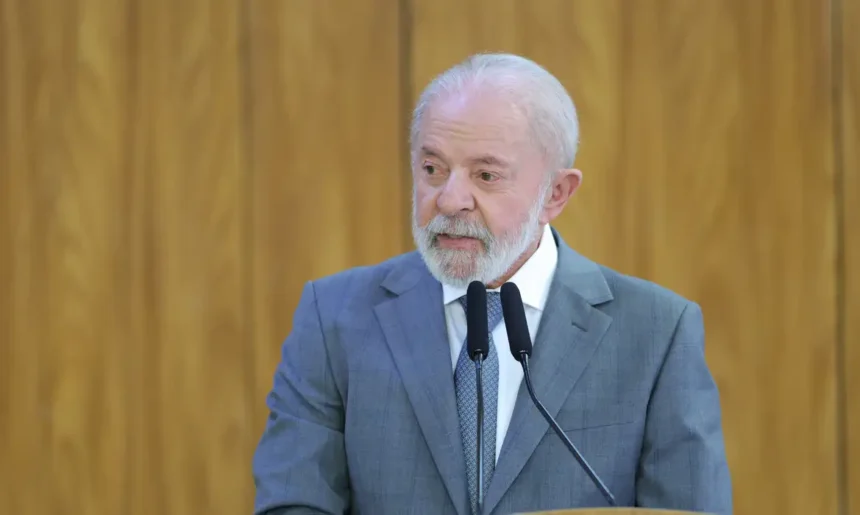 Lula confronta Eduardo Bolsonaro e convoca brasileiros a retomarem a bandeira nacional no Congresso da UNE