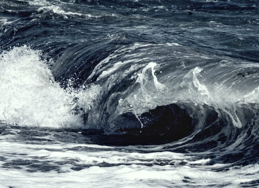 Tsunami Catastrófico Devasta Japão e Rússia: A Terra Tremendo em Alerta Máximo!