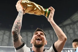 Lionel Messi levantando a taça da Copa do Mundo 2022