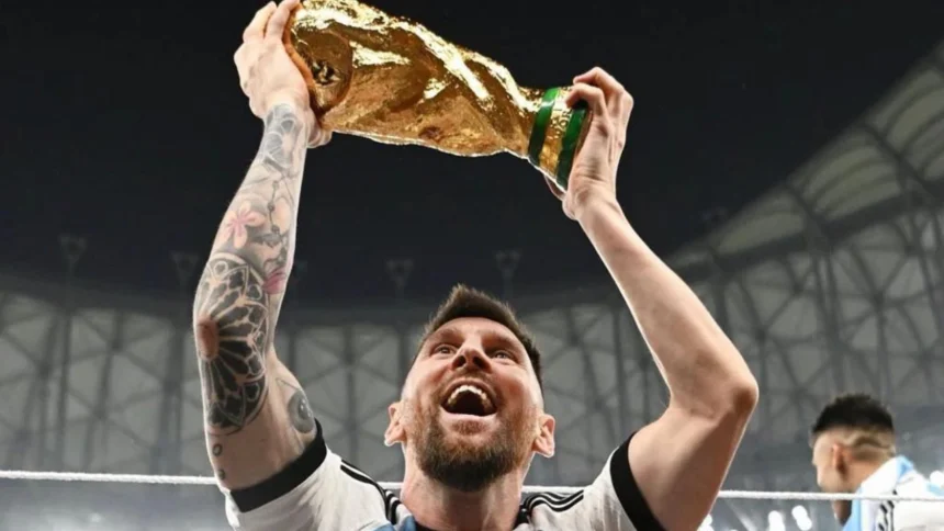 Lionel Messi levantando a taça da Copa do Mundo 2022