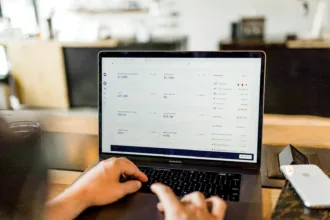 Pessoa usando notebook para organizar banco e portabilidade de salario
