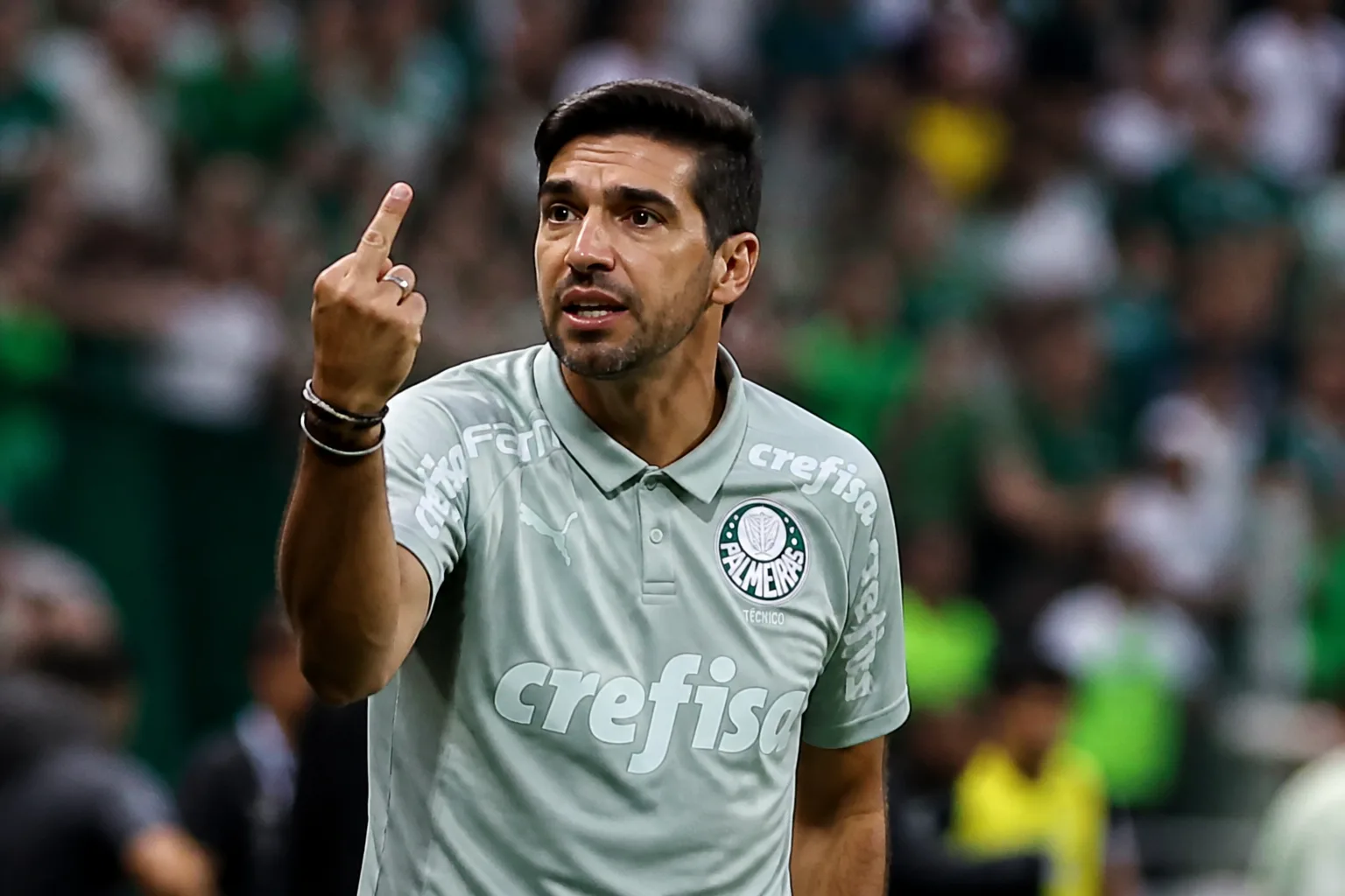 Abel Ferreira é multado pela Conmebol após gesto obsceno