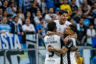 Corinthians vence Grêmio de virada em Porto Alegre