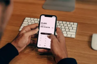 Pessoa usando aplicativo bancario para acompanhar dados do Open Finance