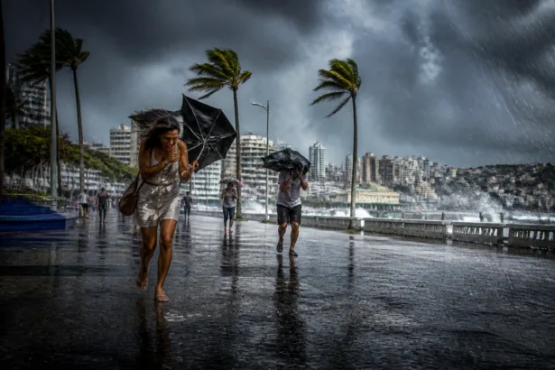 Salvador e 17 cidades da Bahia em alerta para chuvas intensas