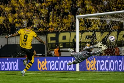São Bernardo vence Atlético-GO e reassume a liderança da Série B