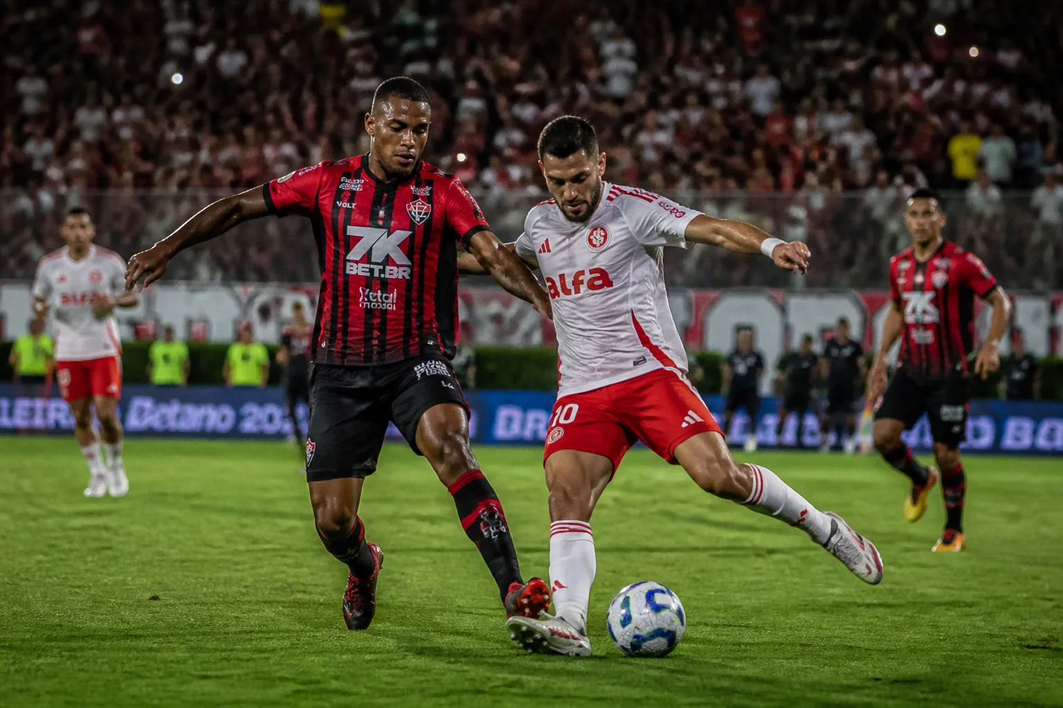 Vitória e Internacional se enfrentam em duelo decisivo no Barradão