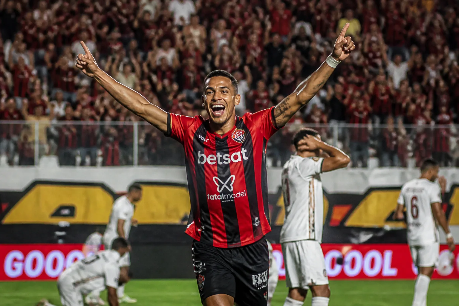 Vitória goleia ABC por 6 a 2 e fica perto da final da Copa do Nordeste