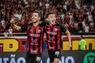 Vitória vence Internacional e se aproxima da parte superior da tabela