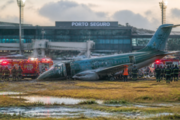 Avião da FAB sai da pista em Porto Seguro e provoca cancelamentos
