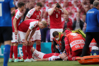 Eriksen desmaia em amistoso e partida da Dinamarca é encerrada