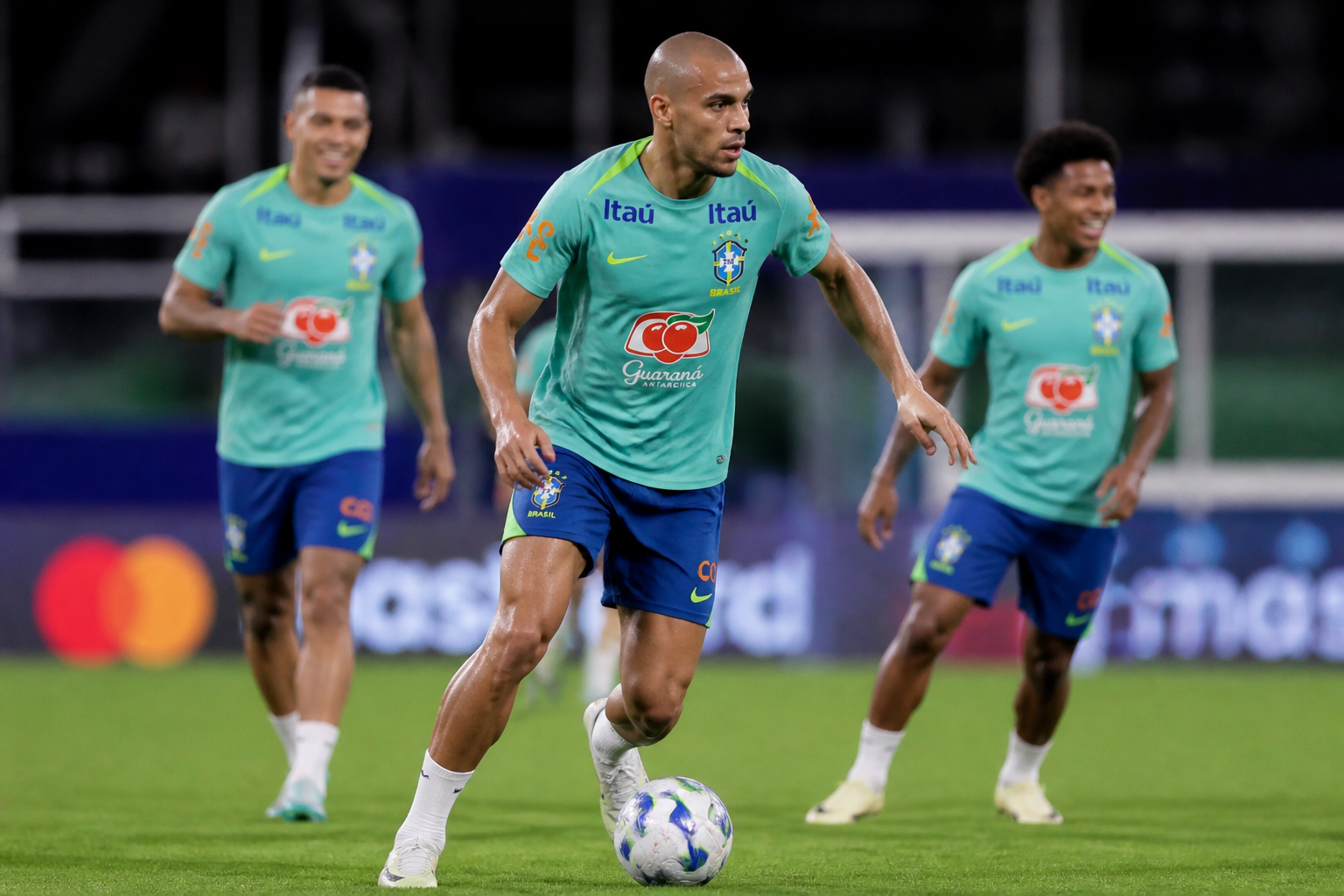 Fabinho minimiza polêmica e celebra retorno à Seleção Brasileira