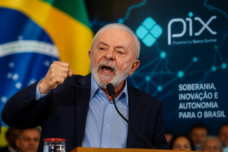 Lula critica tarifas dos EUA e defende o Pix como inovação brasileira