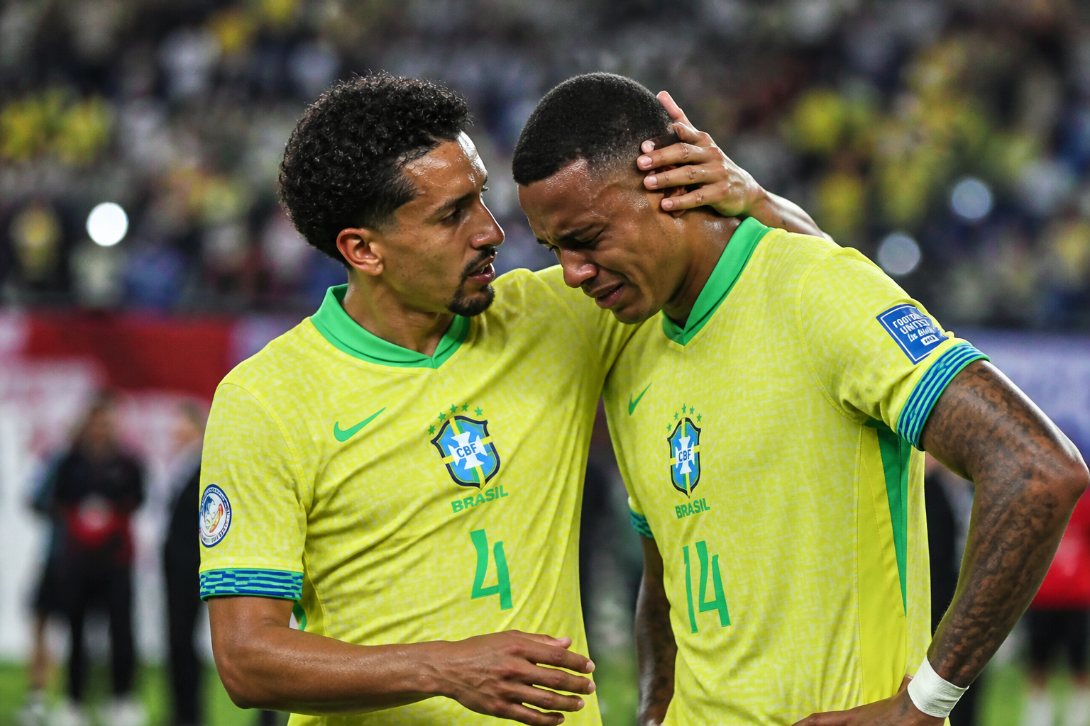 Marquinhos consola Gabriel Magalhães após final da Champions