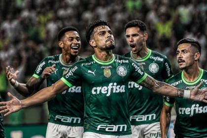 Palmeiras vence Chapecoense em jogo polêmico e se mantém líder