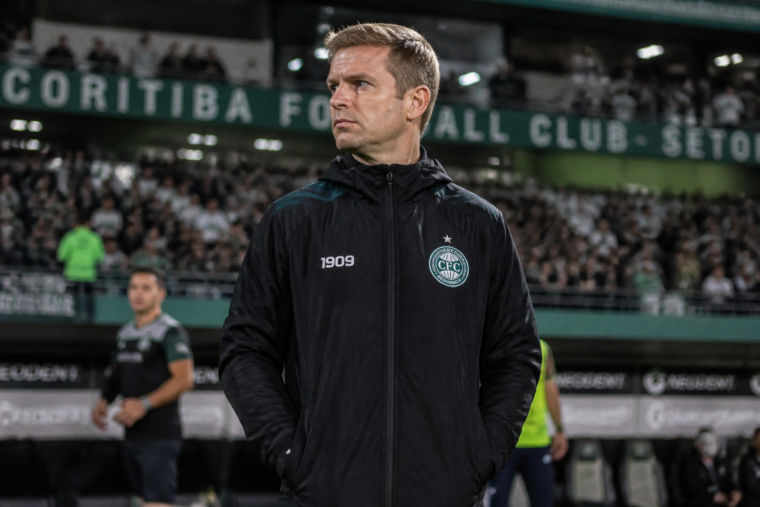 Fernando Seabra permanece no Coritiba após impasse com o Vasco