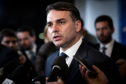 Flávio Bolsonaro critica Michelle e reafirma relação apenas profissional com Vorcaro