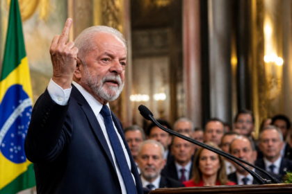 Lula provoca polêmica ao mostrar dedo do meio em cerimônia oficial