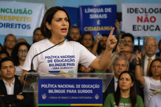 Michelle Bolsonaro defende política de surdos e provoca críticas