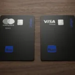 Cartões Itaú Uniclass Black e Infinite sobre a mesa